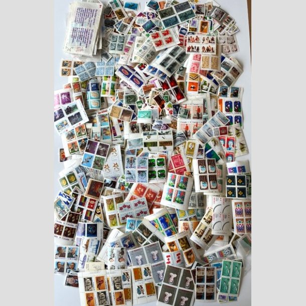 FRIM�RKER CANADA | K�mpe parti nyere postfriske m�rker i blokke og enkeltm�rker  