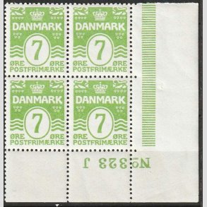 FRIM�RKER DANMARK | 1926 - AFA 167 - 7 �re lysgr�n b�lgelinie i 4-blok med marginal 323 J - Postfrisk
