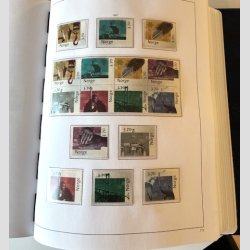 FRIM�RKER NORGE: Fin samling i Stender Album til �r 2005 med en del postfrisk i den nyere del.