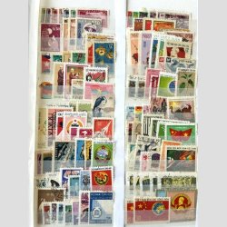 FRIM�RKER OVERS� | Fin samling i to albums med mange lande repr�senteret (Se fotoudsnit.)  