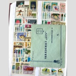 FRIM�RKER OVERS� | Fin samling i to albums med mange lande repr�senteret (Se fotoudsnit.)  