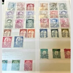 FRIM�RKER HELE-VERDEN | Parti i 10 albums med div. frim�rker fra hele verden samt �ldre godt fyldt kartotek i 2 stk. �sker.