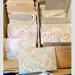 FRIM�RKER HELE-VERDEN | Parti i 10 albums med div. frim�rker fra hele verden samt �ldre godt fyldt kartotek i 2 stk. �sker.