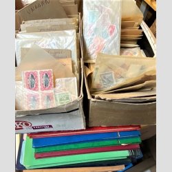 FRIM�RKER HELE-VERDEN | Parti i 10 albums med div. frim�rker fra hele verden samt �ldre godt fyldt kartotek i 2 stk. �sker.