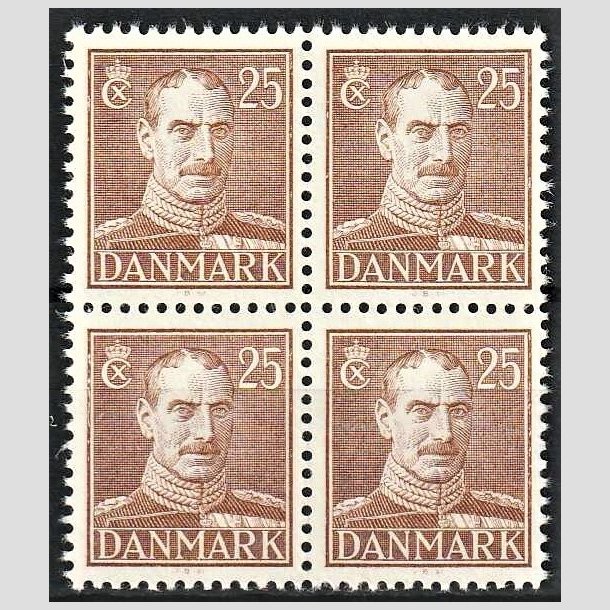 FRIMRKER DANMARK | 1942-44 - AFA 277 - Chr. X, Ny tegning - 25 re brun i 4-blok - Postfrisk