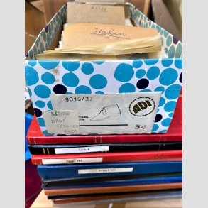 FRIM�RKER OVERS� |  Div. i 10 stk. album + lille kartotek - USA, Canada, Cuba, Australien mv.